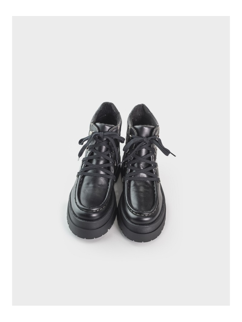 Bota alta de piso cuadrado en piel sauvage negro y cordones delanteros.  Talla 35