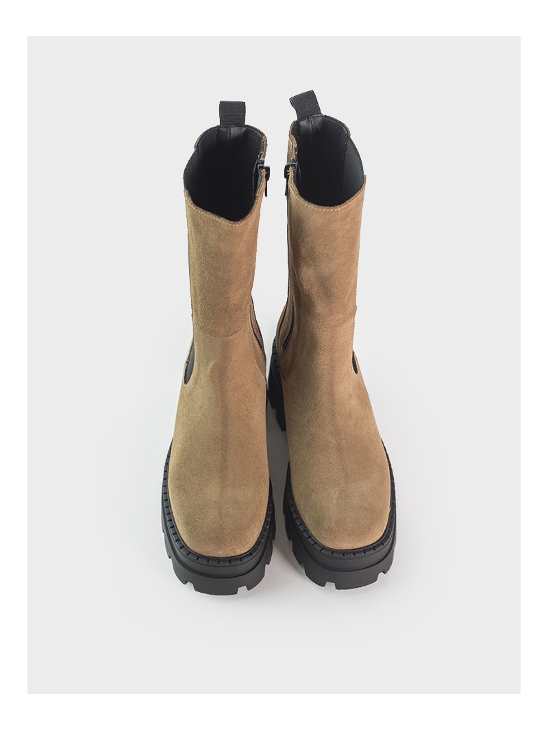 Bota de cuña track con elásticos en los laterales en piel serraje color  taupe, forrado en piel y con plantilla acolchada. Talla 36