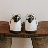 Las sneakers Ona Negro triunfan por su confort en cada pisada, pero también por su estilo inconfundible.

#fresiawoman #madeinspain #sneakers #modacomfy #comfy #calzadodepiel #calzadoespañol #calzadomujer #newin #nuevacoleccion