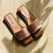 SANDALIA NELLA ✨  Un modelo plano y cómodo que no puede faltar en tu fondo de armario de verano. Fabricada artesanalmente en piel de napa, de lo más minimalistas, estilosas y cómodas 😍

¡Consíguelas con un 10% de DTO + ENVÍOS GRATIS utilizando el cupón SORTEO10 en www.fresiawoman.com!

#fresiawoman #madeinspain #calzadoespañol #calzadomujer #sandalias #tendencia